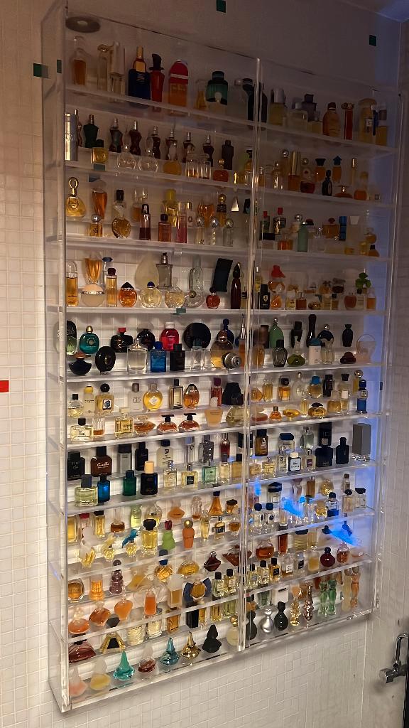 Enorme collectie van +- 800 parfumflesjes in plexi kasten, Verzamelen, Parfumverzamelingen, Nieuw, Miniatuur, Gevuld, Ophalen