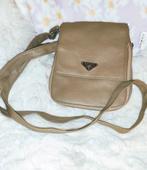 Prada schoudertas klein., Handtassen en Accessoires, Tassen | Damestassen, Ophalen of Verzenden, Gebruikt, Beige, Schoudertasje