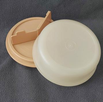 Tupperware kaasplankje met deksel beschikbaar voor biedingen