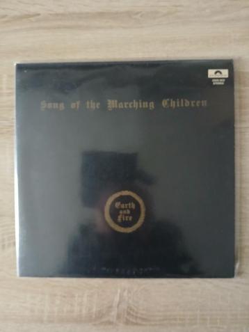 LP 1971: De aarde en het vuur van de Maching Children  beschikbaar voor biedingen