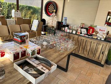 Verschillende Duvelglazen en items te koop beschikbaar voor biedingen
