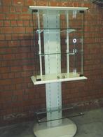 Witte glazen kast op moderne stalen voet, Antiek en Kunst, Ophalen