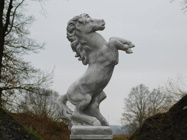 Cheval sur un piédestal - 150 cm - Pierre, Jardin & Terrasse, Statues de jardin, Animal, Pierre, Enlèvement ou Envoi