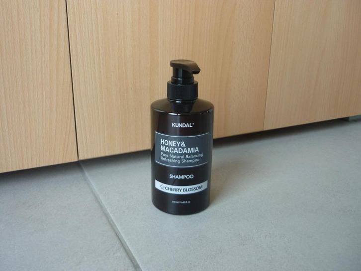 Kundal Honey & macadamia Shampoo Cherry blossom 500 ml, Handtassen en Accessoires, Uiterlijk | Haarverzorging, Ophalen of Verzenden