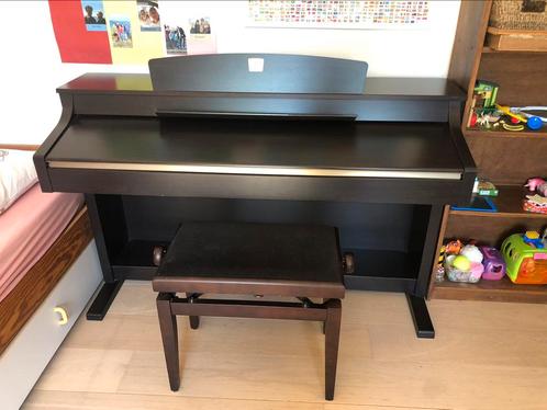 Piano Yamaha Clavinova CLP-330, Muziek en Instrumenten, Piano's, Zo goed als nieuw, Piano, Ophalen