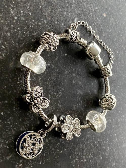 Superbe bracelet en forme de papillon et de fleurs, NEUF, Bijoux, Sacs & Beauté, Bracelets, Neuf, Avec bracelets à breloques ou perles