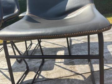 Set van 4 grijze stoelen met oranje stiksels beschikbaar voor biedingen