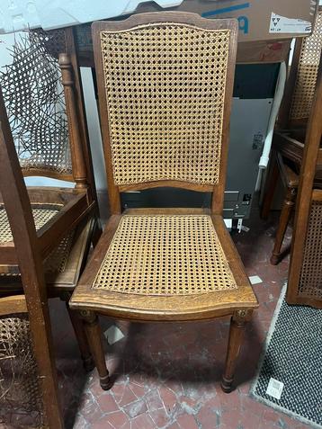 Antieke stoelen beschikbaar voor biedingen