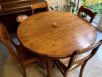 Ronde houten eettafel met 4 stoelen beschikbaar voor biedingen