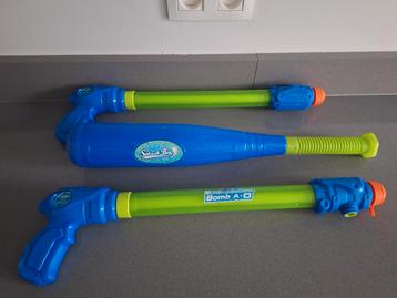 2 waterpistolen & 1 bat voor waterbalonnen beschikbaar voor biedingen