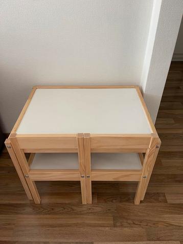 Kindertafel met 2 stoeltjes., Kinderen en Baby's, Kinderkamer | Tafels en Stoelen, Ophalen, Zo goed als nieuw