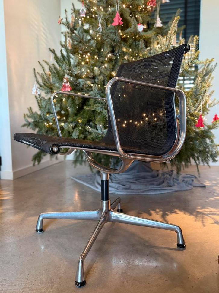 Eames EA107 Vitra Netweave, Huis en Inrichting, Bureaustoelen, Zo goed als nieuw, Ophalen