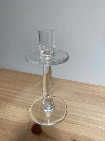 Glazen kandelaar op voet beschikbaar voor biedingen