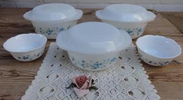 Nog 2 vintage ovenschalen + 2 kommetjes, Arcopal Veronica beschikbaar voor biedingen