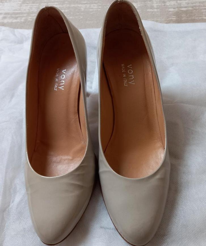 Mooie lichtgrijze lakschoenpumps, maat 35,5, Kleding | Dames, Schoenen, Zo goed als nieuw, Ophalen