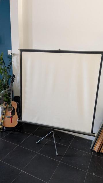 Projectorscherm 120x120cm beschikbaar voor biedingen