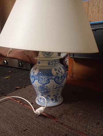 Chinese lamp met vierkante signatuur eronder  beschikbaar voor biedingen