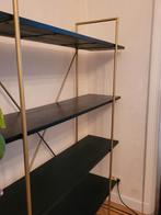 Jolie bibliothèque avec accent doré, Enlèvement