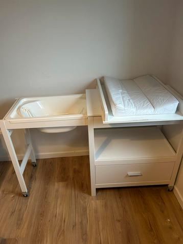 Verzorgingstafel met bad beschikbaar voor biedingen