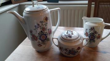 Oud koffie servies. beschikbaar voor biedingen