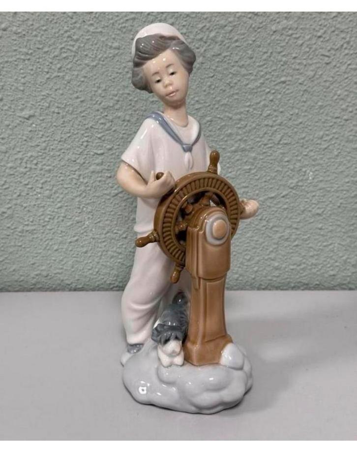 Prachtig porseleinen beeld Vintage 1985 NAO Lladro zeil boy, Verzamelen, Beelden en Beeldjes, Zo goed als nieuw, Mens, Ophalen of Verzenden