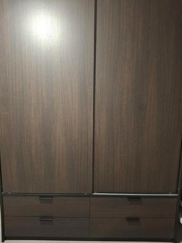 Kledingkast in de slaapkamer  beschikbaar voor biedingen