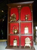 KLEIN KASTJE MET MINIATUUR KOPEREN VOORWERPEN, Ophalen