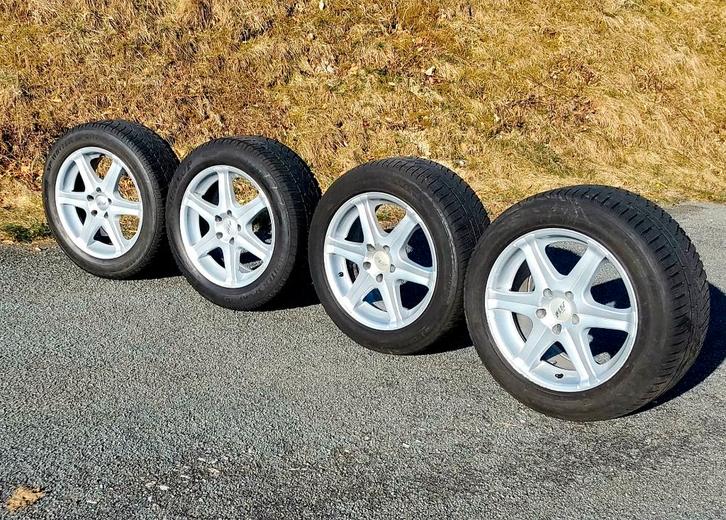 Jantes en alliage avec des pneus hiver 225/55-17 Mercedes, Autos : Pièces & Accessoires, Pneus & Jantes, Pneus et Jantes, Pneus hiver