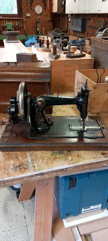 Antieke naaimachine Winselmann Titan beschikbaar voor biedingen