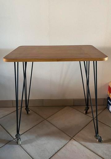 Oud Vintage hairpin bijzettafel beschikbaar voor biedingen