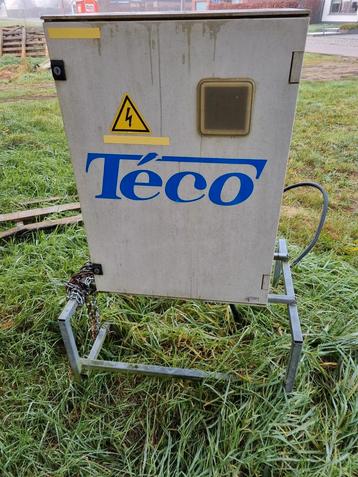 Werfkast op handige sokkel van Téco beschikbaar voor biedingen