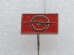SP2343 Speldje Opel rood, Collections, Broches, Pins & Badges, Utilisé, Enlèvement ou Envoi