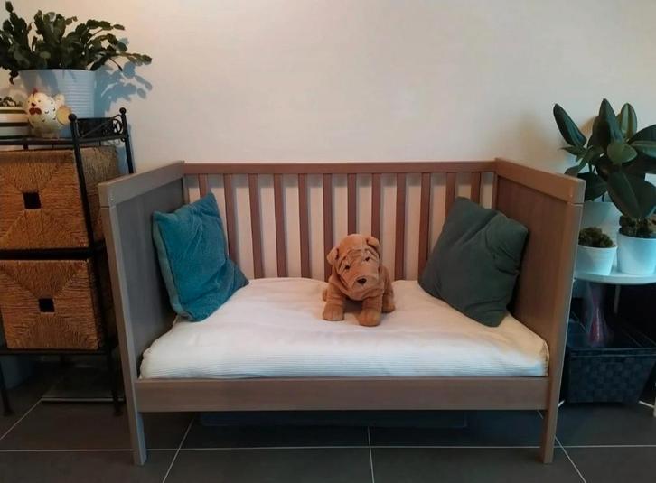 Sundvik ikea meegroeibed met matras en matrasbeschermer, Huis en Inrichting, Slaapkamer | Bedden, Zo goed als nieuw, Ophalen