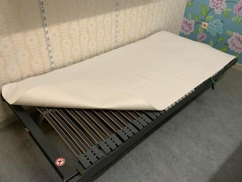 1 persoonsbed met matras en elektrische lattenbodem, Huis en Inrichting, Slaapkamer | Bedden, Zo goed als nieuw, Eenpersoons, 90 cm