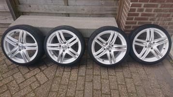 Jantes avec pneus de 17 pouces 4x114,3 disponible aux enchères