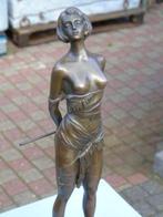 statue d une femme seins nue dominatrice en bronze signé ., Antiquités & Art, Bronze, Enlèvement ou Envoi
