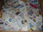 Europa - veel postzegels op papier +/-7 kg meerderheid van E, Postzegels en Munten, Postzegels | Toebehoren, Verzenden, Opbergdoos