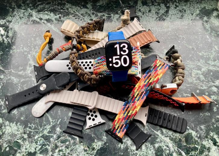 Apple Watch Series 8 41mm GPS + 15 bandjes, Handtassen en Accessoires, Smartwatches, Gebruikt, iOS, Zwart, Afstand, Calorieverbanding