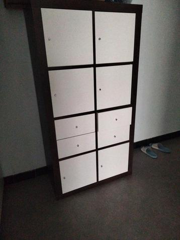 Massieve houten kast – donkerbruin met witte deuren beschikbaar voor biedingen