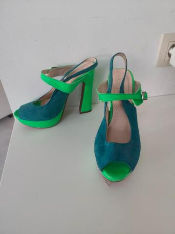 Très jolis escarpins style années '70. Un peu fluo. T. 36 beschikbaar voor biedingen