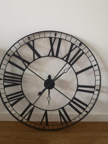 Horloge murale beschikbaar voor biedingen