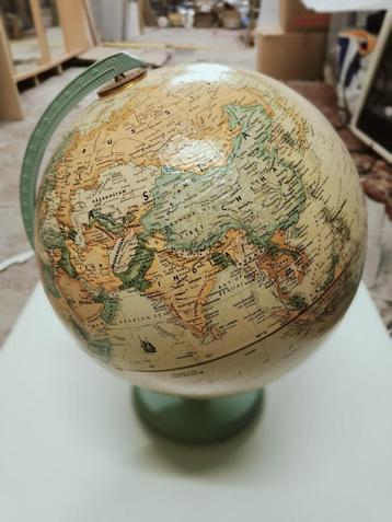 Wereldbol rustiek beschikbaar voor biedingen