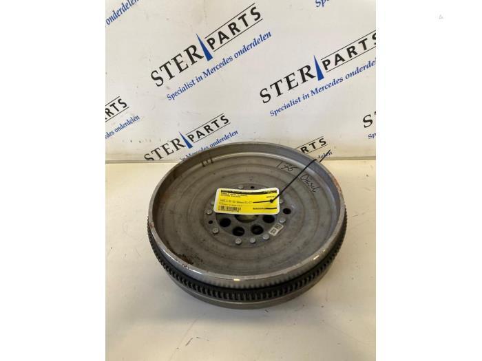 Dubbele massa vliegwiel van een Mercedes A-Klasse, Auto-onderdelen, Motor en Toebehoren, Mercedes-Benz, Gebruikt, 3 maanden garantie