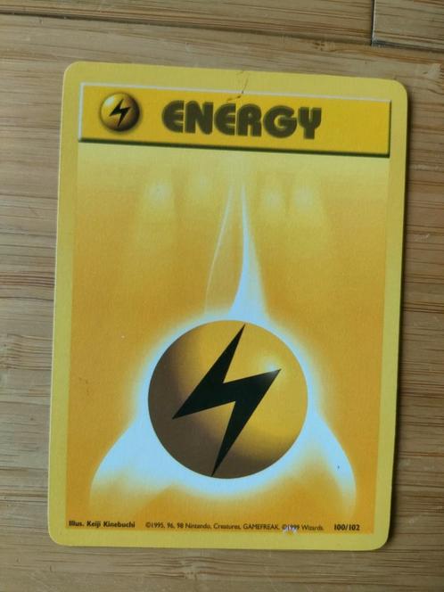 pokemonkaart elektrische energie, basisset 1999, bliksem, Hobby en Vrije tijd, Verzamelkaartspellen | Pokémon, Gebruikt, Ophalen