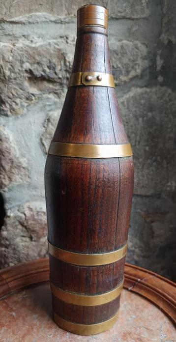 Oude houten Normandische fles beschikbaar voor biedingen