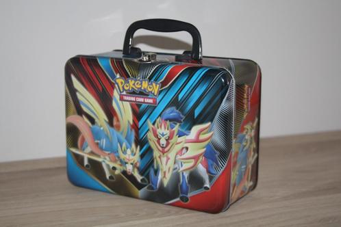 Pokémon blik ,koffer voor trading cards enz....21x16x9cm, Hobby & Loisirs créatifs, Jeux de cartes à collectionner | Pokémon, Comme neuf