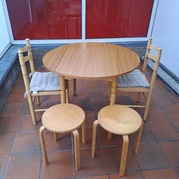 Ronde tafel 2 stoelen , 2 krukjes . 40 euro beschikbaar voor biedingen