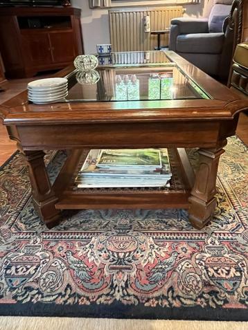 Klassieke salontafel - hout en glas beschikbaar voor biedingen