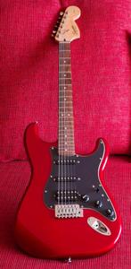 Squier Affinity Stratocaster met tremolo apple red zeldzaam, Muziek en Instrumenten, Snaarinstrumenten | Gitaren | Elektrisch