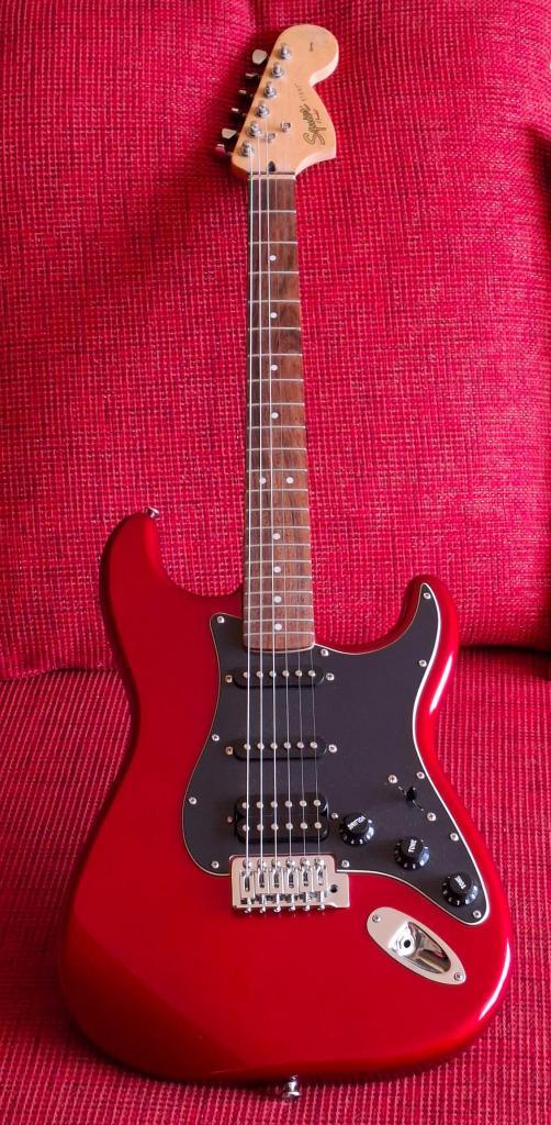 Squier Affinity Stratocaster met tremolo apple red zeldzaam, Muziek en Instrumenten, Snaarinstrumenten | Gitaren | Elektrisch